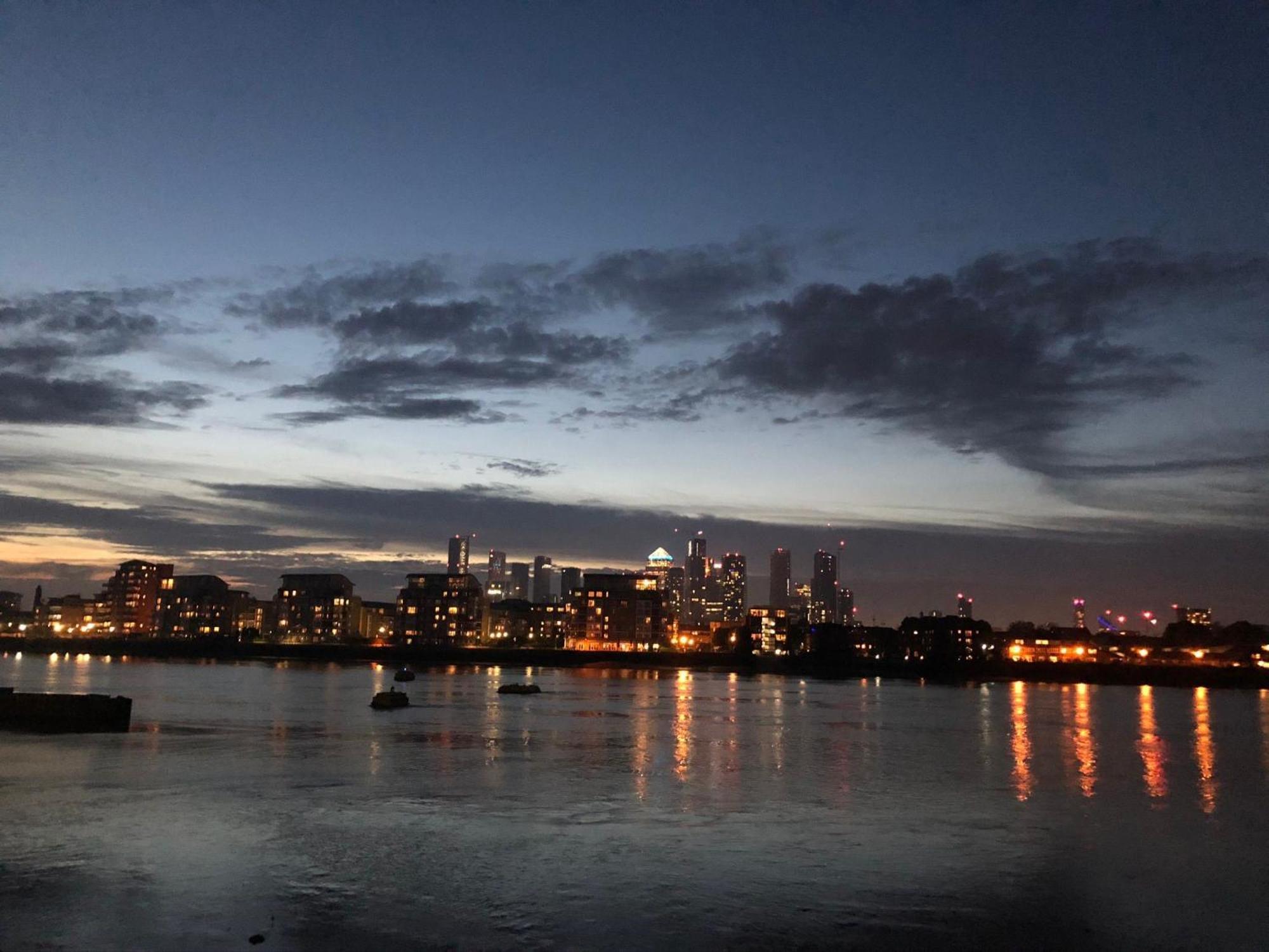 Greenwich Apartment With A River View & Balcony Near The 02 Arena & North Greenwich With Free Wifi & Fast Links Into Central Londra Esterno foto
