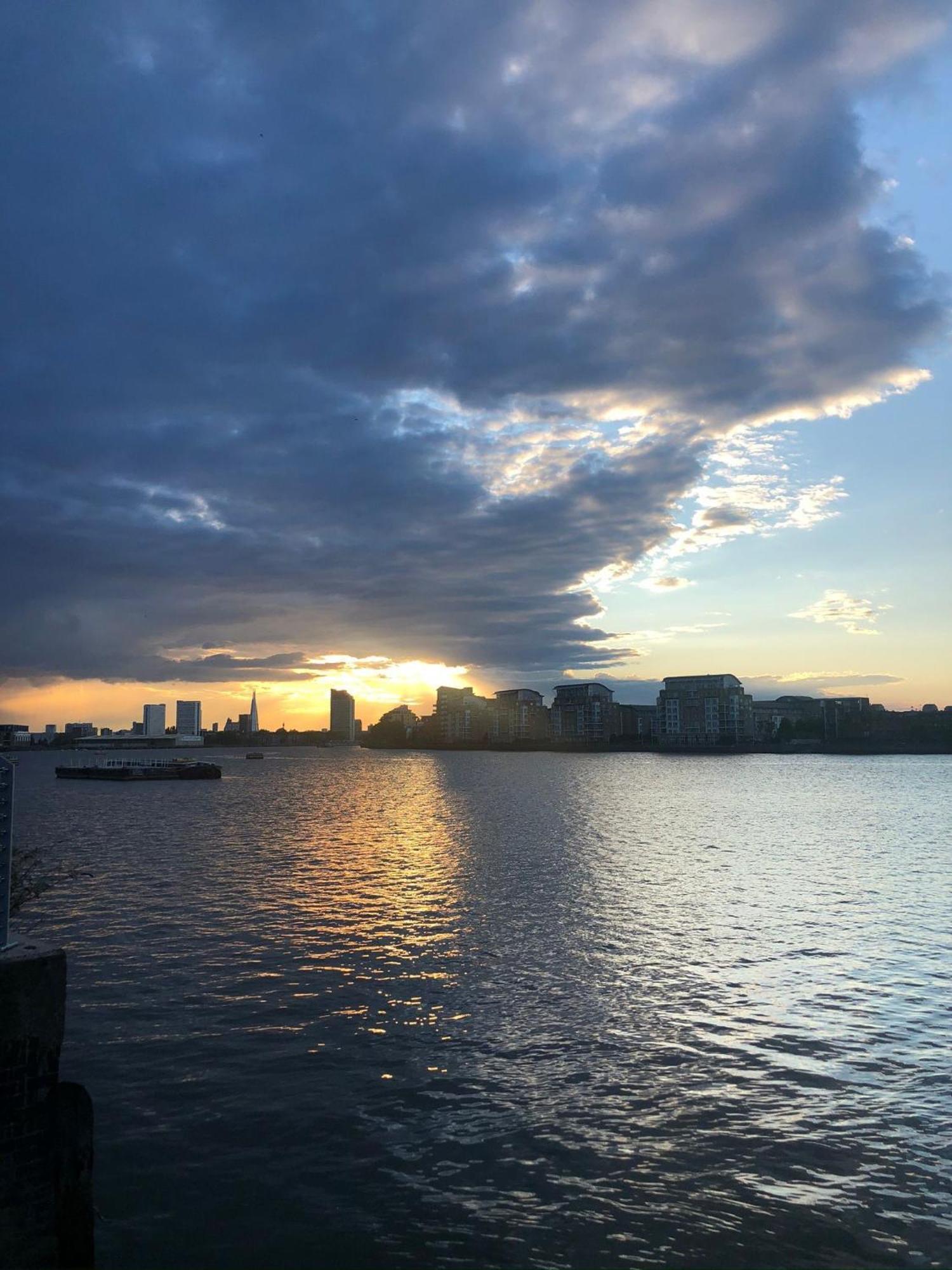 Greenwich Apartment With A River View & Balcony Near The 02 Arena & North Greenwich With Free Wifi & Fast Links Into Central Londra Esterno foto